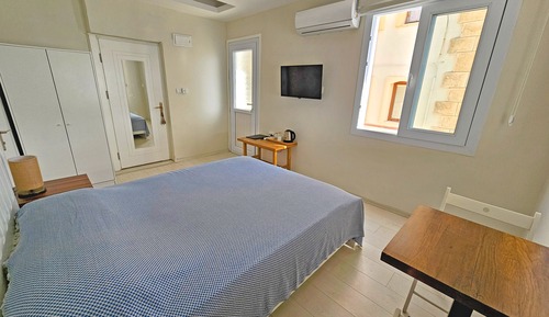 Habitación superior, balcón, vistas parciales al mar