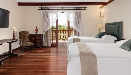 Suite clásica, 2 camas de matrimonio, vistas al jardín (Junior Suite)