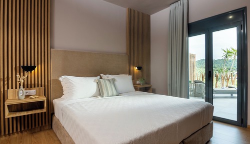Habitación Deluxe con 1 cama doble o 2 individuales, bañera de hidromasaje, vistas parciales al mar