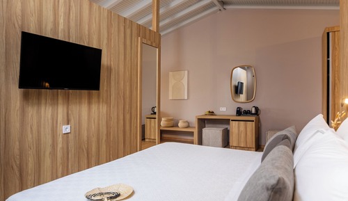 Suite Royal, varias camas, piscina privada, vistas parciales al mar