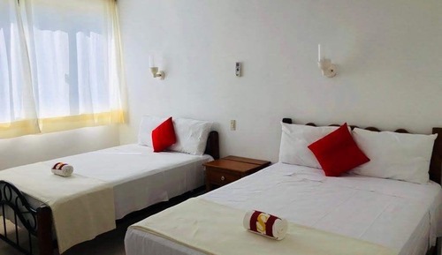 Habitación triple estándar, 2 camas dobles
