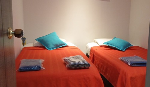 Habitación básica con 2 camas individuales