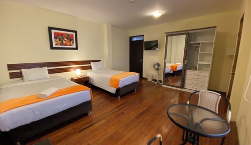 Habitación triple clásica, dormitorio mixto, baño privado, vistas al patio