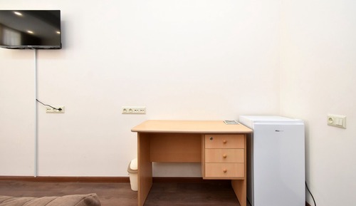 Habitación básica con 2 camas individuales, balcón