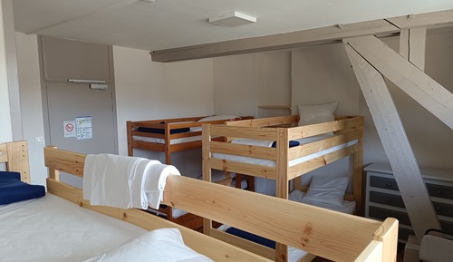 Dormitorio compartido económico, varias camas