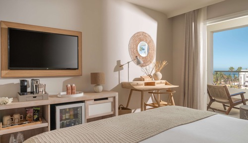 Habitación con 1 cama doble o 2 individuales, vistas parciales al mar
