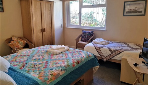 Habitación triple, varias camas