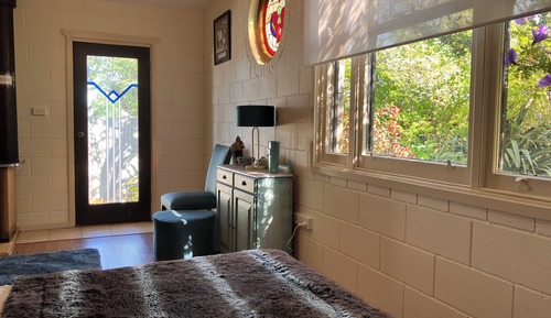 Habitación básica, 1 cama doble, cocina básica, vistas al jardín