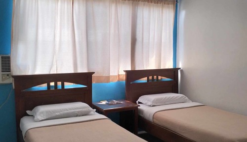 Habitación estándar con 1 cama doble o 2 individuales, baño privado, vistas a la ciudad