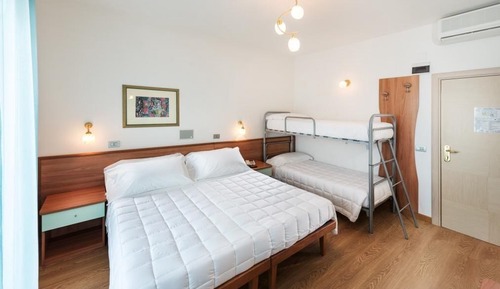 Habitación cuádruple estándar, balcón