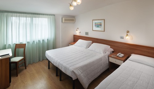 Habitación cuádruple estándar, balcón, vistas al mar