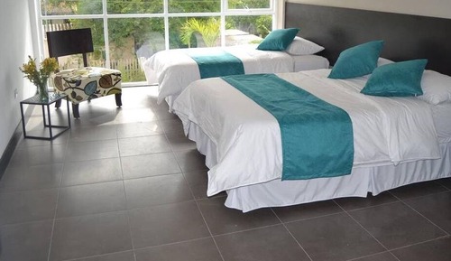 Habitación con 2 camas individuales, balcón, vistas a la piscina