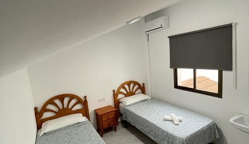 Habitación básica con 2 camas individuales