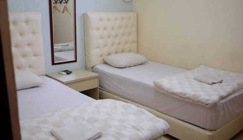 Habitación básica con 2 camas individuales, 1 cama individual