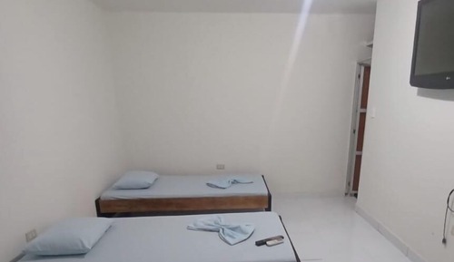 Habitación básica con 2 camas individuales