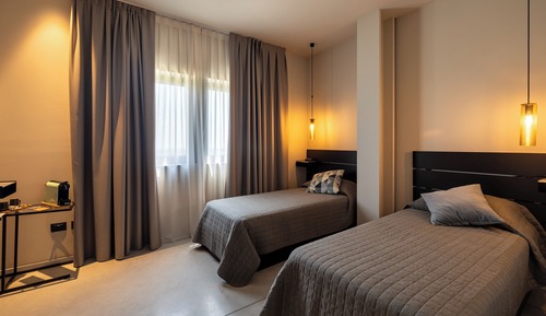 Habitación básica con 2 camas individuales