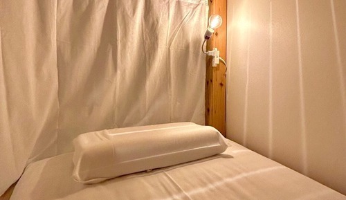 Dormitorio compartido, solo para hombres, no fumadores