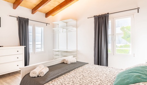 Ático superior, 1 cama de matrimonio con sofá cama, terraza, vistas parciales al mar