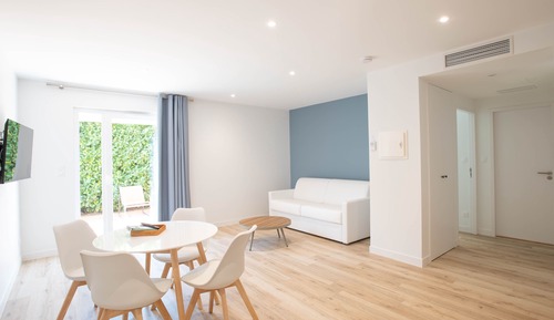 Apartamento familiar, 1 cama de matrimonio con sofá cama, vistas al patio