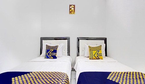 Habitación básica con 2 camas individuales