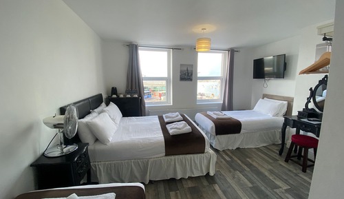 Habitación cuádruple, vistas parciales al mar