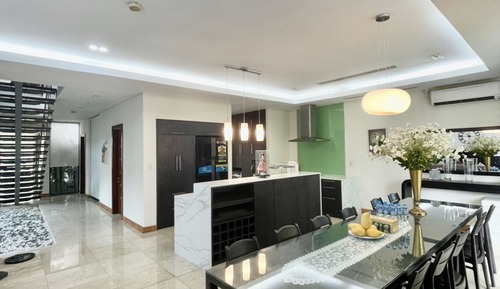 Villa familiar, 4 habitaciones, piscina privada, vistas al jardín