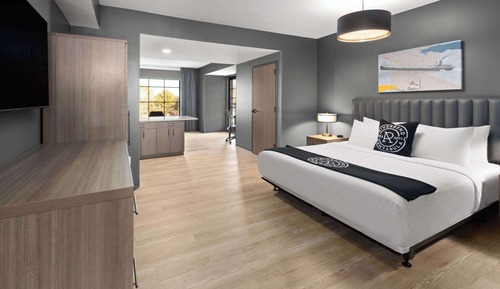 Suite Deluxe, 1 cama de matrimonio grande, no fumadores (Mobility, Roll-In Shower, River View)