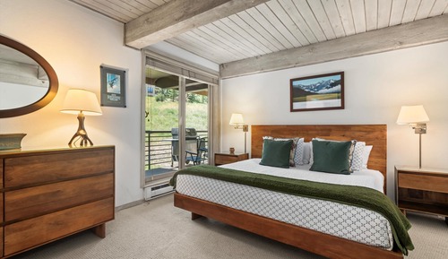 Deluxe Condo, 2 Bedrooms, Balcony, Mountain View (211)