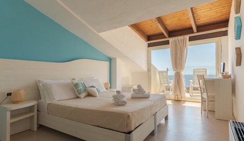 Habitación panorámica con 1 cama doble o 2 individuales, baño privado, vistas al mar