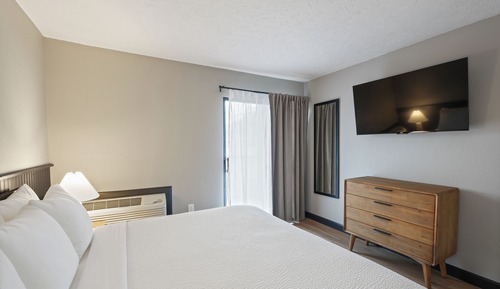 King Suite Getaway: Fireplace & Jacuzzi Retreat