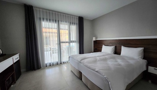 Habitación estándar con 1 cama doble o 2 individuales, baño privado, vistas al patio