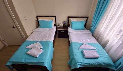 Habitación básica, varias camas