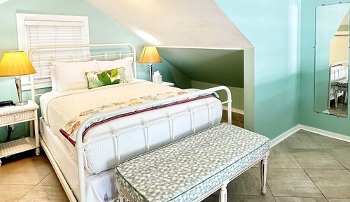 Premium Suite 1 Queen Bed - 2nd Floor, no elevator