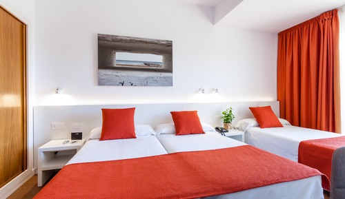 Habitación doble con cama supletoria, vistas a la piscina (2 adultos + 1 niño)