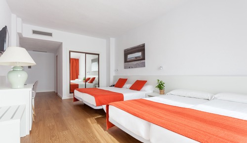 Habitación Doble con dos camas supletorias (2 adultos y 2 niños)