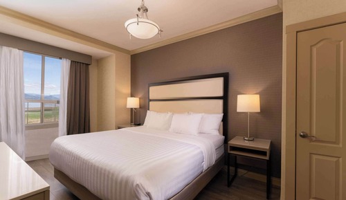 Suite, varias camas, patio, vistas al lago