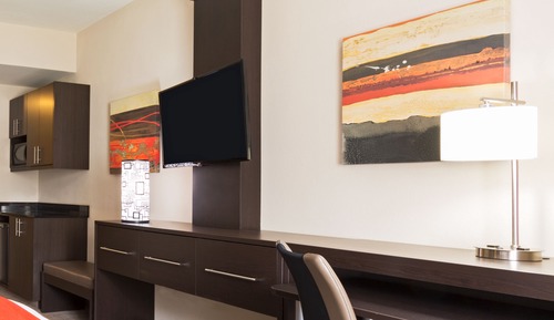 Habitación estándar, 1 cama de matrimonio grande con sofá cama, balcón, vistas a la piscina
