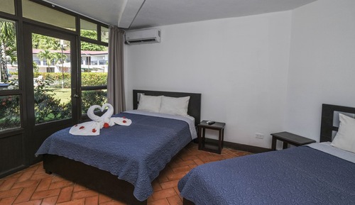 Habitación superior, 2 camas dobles, vistas a la piscina