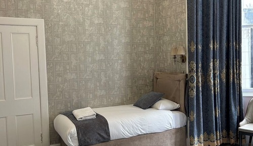 Habitación familiar, baño privado (Room 11)