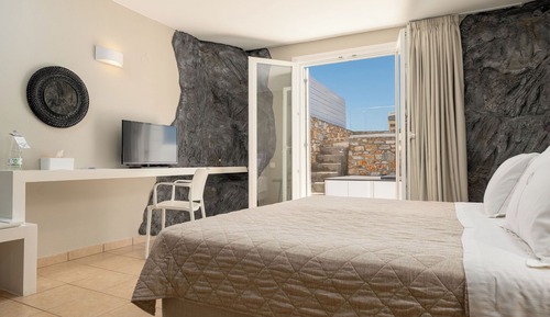 Cave Suite with Outdoor Hot Tub