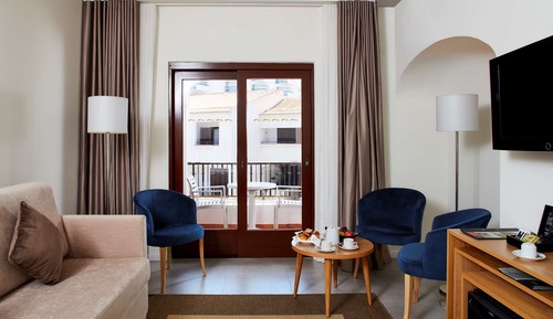 Habitación familiar, vistas a la piscina (Deluxe)