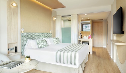 Habitación superior, vistas parciales al mar