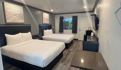 Habitación básica, 2 camas de matrimonio, accesible para personas con discapacidad
