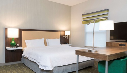 Suite 1 hab., matr. gr., puerta acrist.