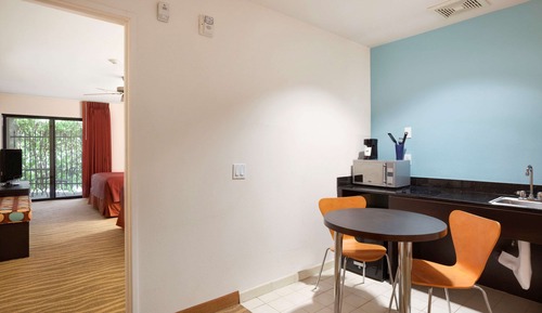 Habitación, 2 camas de matrimonio, no fumadores (Ground Floor, Mobility Accessible)