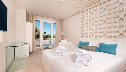 Habitación doble, balcón, vistas parciales al mar (Oh La La)