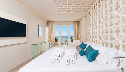 Habitación doble, balcón, vistas al mar (Oh La La)