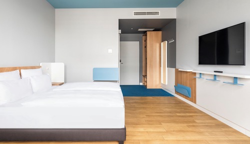 Medium Room with Balcony