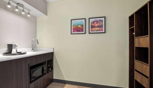 Habitación, 1 cama de matrimonio grande con sofá cama, frigorífico y microondas