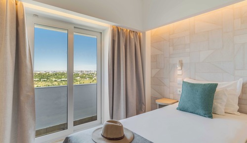 Habitación con 1 cama doble o 2 individuales, vistas al jardín